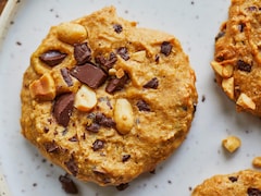 Trois biscuits aux pois chiches et au chocolat dans une assiette.