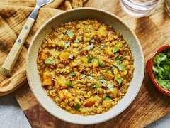 Un bol contenant un dhal de lentilles sur un comptoir.