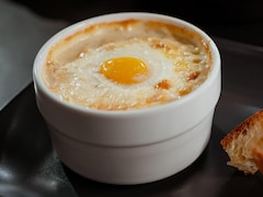 Un œuf cocotte dans un petit bol.