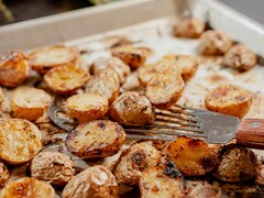 Des pommes de terre rôties sortant du four.