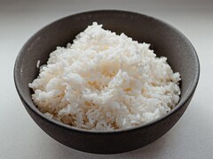 Un bol rempli de riz à sushi.