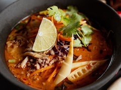 Une soupe khao poun dans un bol