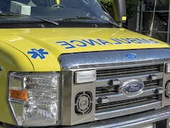 Une ambulance stationnée près d'une scène d'intervention.