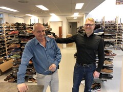 André Leclerc et son fils, Tommy, livrent eux-mêmes les chaussures de l'entreprise familiale dans la grande région de Québec. 