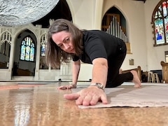 L'artiste saskatchewanaise Monique Martin installe l'œuvre « Vicissitude » dans une église de Saskatoon, en Saskatchewan, le 20 septembre 2023.