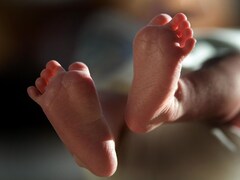 Une paire de pieds de bébé naissant.