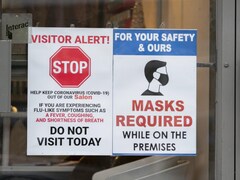 Des informations en anglais collées sur la porte d'un établissement.