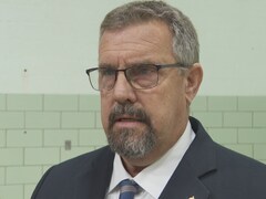 Le ministre de l'Éducation du Nouveau-Brunswick Bill Hogan a précisé ses intentions pour les cours d'éducation sexuelle dans les écoles lors d'une mêlée de presse à Saint-Jean le 27 septembre 2023.