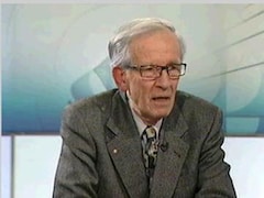 Jean Campeau sur un plateau de télévision. 
