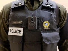 L'uniforme d'un policier avec, en plein centre, la caméra corporelle.