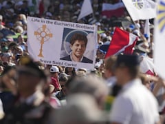 Des pèlerins arrivent pour la messe de canonisation de Carlo Acutis et Pier Giorgio Frassati sur la place Saint-Pierre au Vatican, le dimanche 7 septembre 2025.