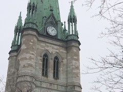 Le clocher de la cathédrale de Trois-Rivières en hiver.