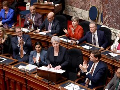 La ministre des Finances de la Colombie-Britannique, Katrine Conroy, s'adresse à l'Assemblée législative de la province lors du discours sur le budget donné à Victoria, le jeudi 22 février 2024.