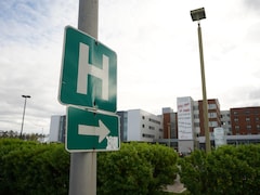 Une affiche indiquant la direction d'un hôpital.