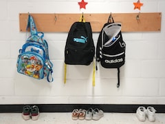 Des sacs à dos dans le corridor d'une école primaire de Toronto, en Ontario, le 9 janvier 2024.