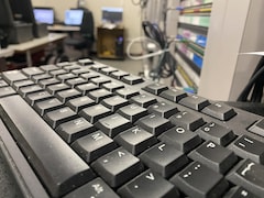 Un clavier dans une salle d'informatique.