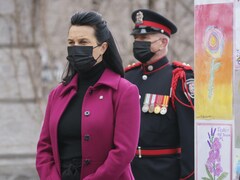 La mairesse de Montréal Valérie Plante, debout et portant un masque noir, durant une cérémonie.