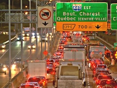 Un file de véhicules pris dans la congestion routière sur l'autoroute Henri-IV direction nord.