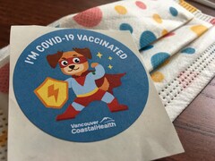 Un collant de vaccination pour enfant sur un masque. 
