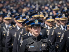 Des centaines de policiers en uniforme de cérémonie.
