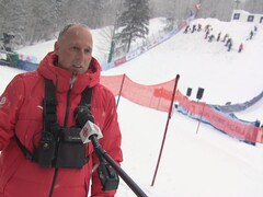 Denis Laroche, chef de compétition, sur une piste de ski, en entrevue pour Radio-Canada.