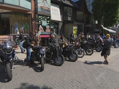 Des motos sont garées dans la rue.