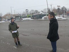 L'animateur du Téléjournal Québec Bruno Savard et Dominic Villeneuve, expert en mobilité de l'École supérieure d’aménagement du territoire et de développement régional à l'Université Laval n entrevue dans une station de bus de Québec.