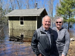 Doug et Carolyn Allen garde le sourire malgré leur chalet inondé.