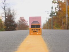 Le livre est pris en photo sur la route.