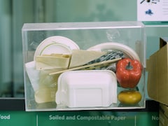 Une boite avec des matières compostables.
