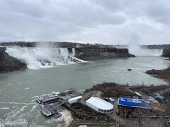 Les chutes Niagara sous un ciel gris.
