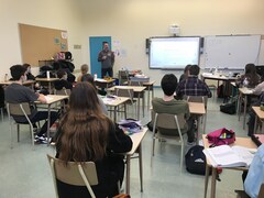 Des élèves dans une classe à l'École secondaire La Courvilloise.