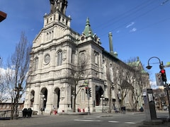 Vue extérieure de la façade principale de l'église Saint-Jean-Baptiste à Québec.