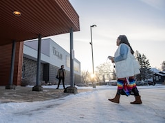 Une personne se rend au Centre Kerry Vickar de Melfort pour l'enquête du coroner des attaques au couteau survenues le 4 septembre 2022 dans la Première Nation crie James Smith et le village de Weldon, en Saskatchewan, le 26 janvier 2024.