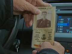 Fernand Pouliot tient sa carte de permis de taxi de 1964