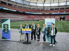 Le maire de Vancouver Ken Sim et des membres du gouvernement de la Colombie-Britannique dans le stade BC Place devant un podium, le 30 avril 2024.
