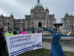 Des francophones et francophiles devant l'assemblée législative à Victoria, le jeudi 9 mars, journée de la proclamation de la francophonie en Colombie-Britannique.