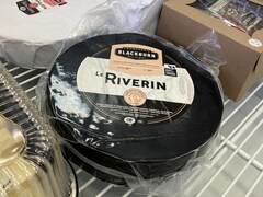 Un fromage dans un comptoir.
