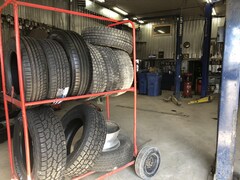 Des pneus sur le point d'être posés sur des véhicules.