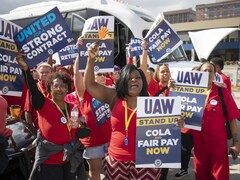Des membres de l'United Auto Workers lors d’un rassemblement de solidarité alors que l'UAW fait grève contre les trois grands constructeurs automobiles le 15 septembre 2023 à Detroit, Michigan.