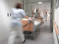 Des infirmières passent dans un couloir d'un hôpital de Winnipeg.