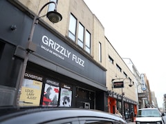 BleuFeu a levé le voile jeudi sur Grizzly Fuzz, sa nouvelle salle de spectacles, deuxième voisine de l’Impérial Bell, sur la rue Saint-Joseph.
