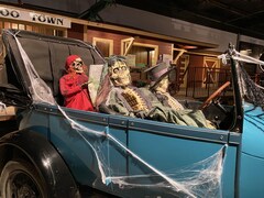 Des squelettes à bord d'une voiture d'époque décorée de toiles d'araignée, au Western Development museum de Saskatoon. 