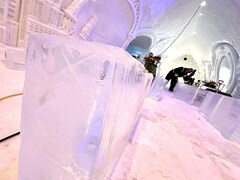 Des ouvriers construisent l'hôtel de glace de 2024