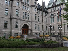 L'hôtel de ville de Québec, au printemps.