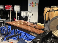 Des instruments de musique sur une scène.