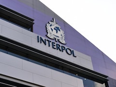 Logo d'Interpol sur l'extérieur d'un édifice