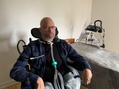 Jonathan Marchand dans son fauteuil roulant électrique