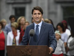Justin Trudeau s'adresse aux médias devant Rideau Hall.