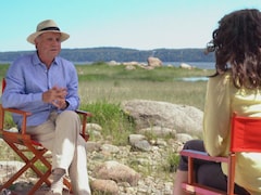 L'animatrice Catherine Mercier en entretien avec Yvon Leblanc sur le bord du fleuve.